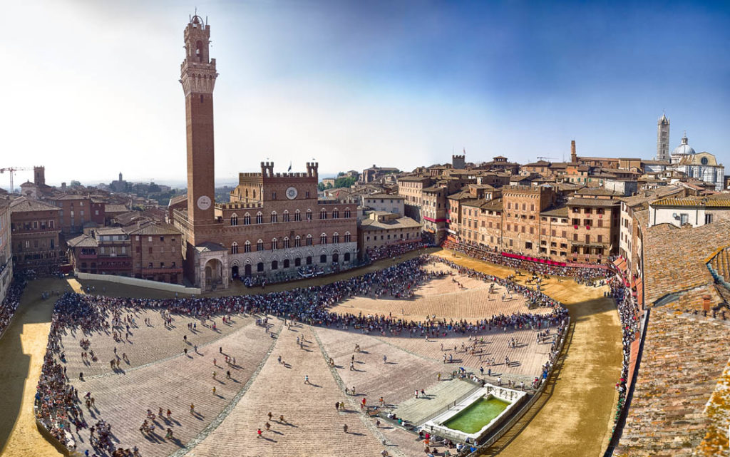 Piazza del campo, fonte Gaia, Palazzo Pubblico e Torre del Mangia foto di Duccio Fiorini